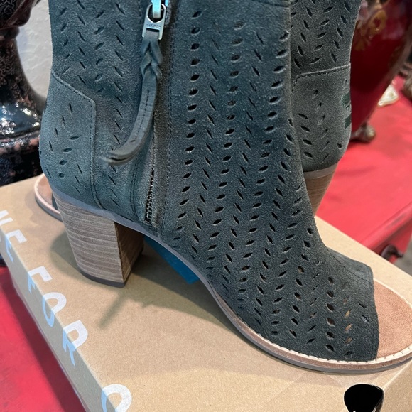New Toms Olive suede booties - Picture 2 of 3